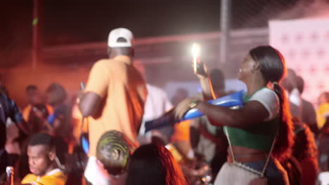 Aficionados-Al-Fútbol-De-Costa-De-Marfil-Celebrando-En-Una-Zona-De-Aficionados-Después-De-La-Victoria-En-Costa-De-Marfil,-Copa-Africana-De-Naciones-2023,-Abidjan