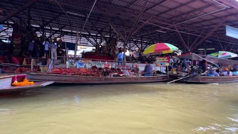 Schwimmender-Markt-Khlong-Lat-Mayom-Auf-Traditionellen-Thailändischen-Holzbooten