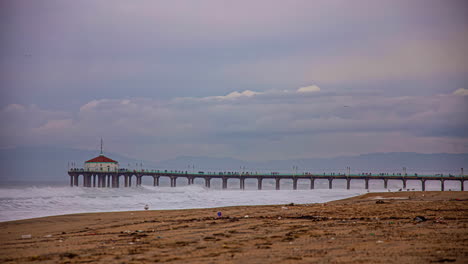 Manhattan-Beach-California-En-Un-Día-Ventoso,-Tormentoso-Y-Nublado---Timelapse-De-Paisaje-Nublado