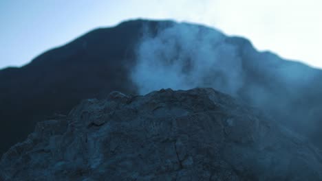Aktiver-Vulkan-Geysir-Bei-Sonnenuntergang-In-Der-Wüste-Aus-Nächster-Nähe