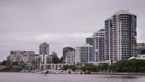 Apartamentos-Junto-Al-Muelle-Y-Puerto-Deportivo-Vistos-Desde-El-Paseo-Del-Río-New-Farm