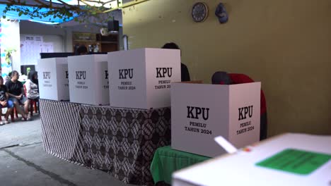 Los-Votantes-Están-Votando-En-La-Cabina-De-Votación-Para-Las-Elecciones-Indonesias