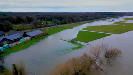 Bauernhöfe-Und-überschwemmte-Auen-In-Limburg-Winter-Klimakrise-Luftaufnahme-Bei-Arcen