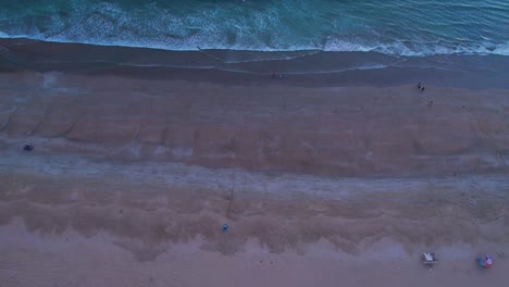 Toma-Aérea-Inclinada-De-La-Costa-De-La-Playa-En-La-Playa-De-Kund-Malir,-Mar-Arábigo