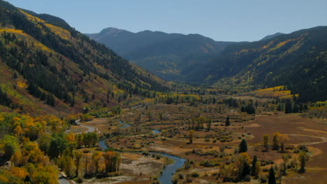 Rugiente-Tenedor-Valle-Del-Río-Estrella-Del-Norte-Reserva-Natural-Independencia-Pase-Diablos-Ponchera-Colorado-Verano-Otoño-Aéreo-Zumbido-Cinematográfico-álamo-Temblón-Masa-De-Nieve-Ashcroft-Hermoso-Cielo-Azul-Soleado-Adelante-Pan