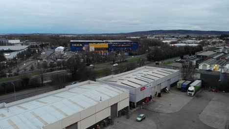 Aufsteigende-Drohnenaufnahme-Zeigt-IKEA-In-Milton-Keynes,-Buckinghamshire,-Großbritannien