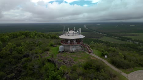 Vista-Panorámica-Desde-Drones-Del-Mirador-Panorámico-De-La-Montaña-Wild-Horse-Y-De-La-Torre-De-Fuego-Con-Vistas-A-La-Cordillera-De-La-Casa-De-Cristal.