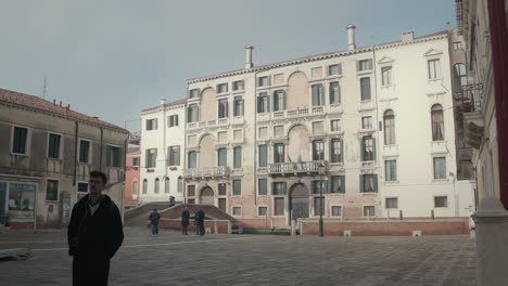 Venezianische-Plaza-Mit-Klassischer-Architektur-Und-Einheimischen,-Italien