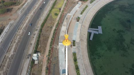 Vista-De-Drone-Del-Lago-Rajkot-Atal-La-Vista-Del-ángel-Superior-Del-Drone-Es-Visible-Y-La-Calle-Peatonal-Es-Visible-Alrededor,-Nuevo-Hipódromo-De-Rajkot,-Atal-Sarovar