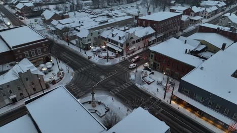 Kleiner-Stadtplatz-Nachts-Mit-Schnee-Bedeckt