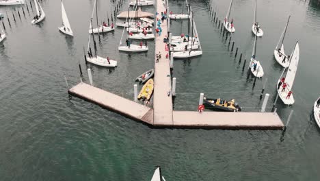 Un-Muelle-En-El-Lago-De-Constanza-Sufre-Un-Intenso-Tráfico-De-Balandras.