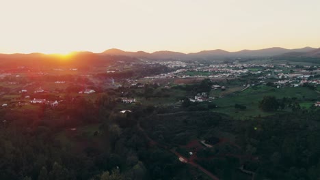 Goldene-Stunde-Sonnenlicht-Beleuchtete-Ländliche-Stadt-In-Portugal