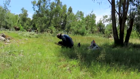 Deforestación,-Hombre-Negro-Afila-Una-Motosierra-Con-Un-Archivo