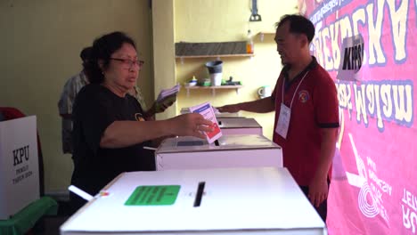 Los-Votantes-Colocan-Sus-Papeletas-En-Las-Urnas-Durante-El-Evento-De-Votación-De-Las-Elecciones-Indonesias-De-2024