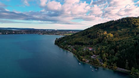 Kristallklarer-Alpensee,-In-Dem-Sich-Schneebedeckte-Gipfel-Spiegeln,-Sonnenlicht-Glitzert-Auf-Dem-Wasser