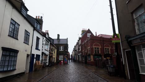 Menschen-Spazieren-Durch-Die-Ruhigen-Straßen-Von-Staithes,-Einem-Verschlafenen-Fischerdorf-An-Der-Küste-Von-Yorkshire-In-England