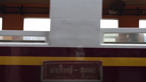 Nahaufnahme-Eines-Nahverkehrszuges,-Der-Vom-Bahnhof-Thungsong-Junction-Abfährt