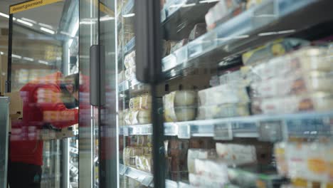 Primer-Plano-De-Un-Empleado-Guardando-Cosas-Dentro-De-Un-Supermercado-Francés.