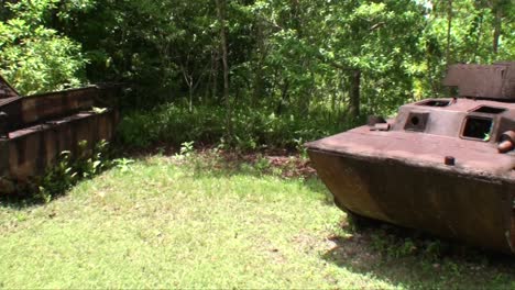 Zwei-Japanische-Panzerrelikte-Aus-Dem-Zweiten-Weltkrieg-In-Peleliu,-Palau