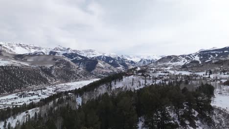 Montañas-Rocosas-De-Colorado-Durante-El-Invierno,-Paisaje-Nevado-De-Drones