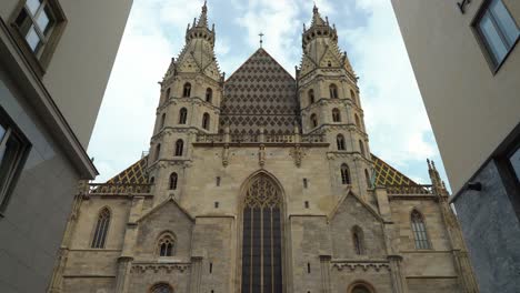 Zoom-Auf-Die-Frontfassade-Von-St