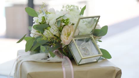 Wedding-Rings-and-Bouquet-Detail-in-Lyon---Panoramic-close-up-shot