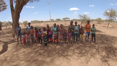 Eine-Gruppe-Afrikanischer-Kinder-Singt-Und-Klatscht-Bei-Einer-örtlichen-Schulveranstaltung-In-Die-Hände