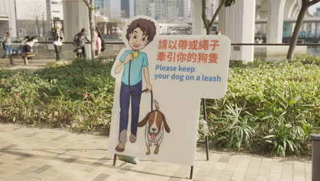 Öffentlicher-Hinweis-An-Hundebesitzer,-Ihre-Haustiere-In-Hongkong-An-Der-Leine-Zu-Halten