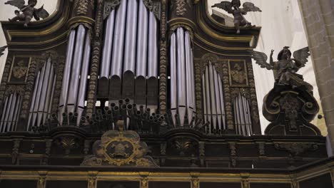Primer-Plano-Del-Instrumento-De-órgano-Con-Un-ángulo-En-La-Parte-Superior,-Iglesia-De-Santa-María