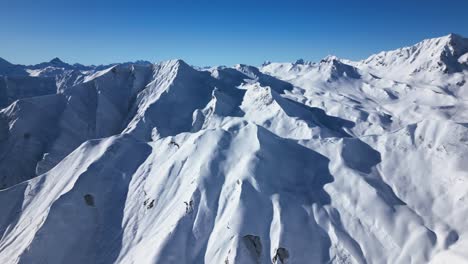 Hermosa-Vista-Panorámica-Sobre-Las-Montañas-Cubiertas-De-Nieve