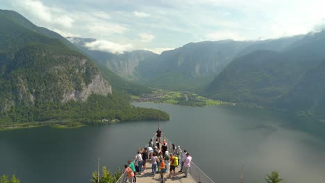 Touristen-Warten-Auf-Dem-Hallstätter-Skywalk,-Bis-Sie-An-Der-Reihe-Sind,-Fotos-Zu-Machen