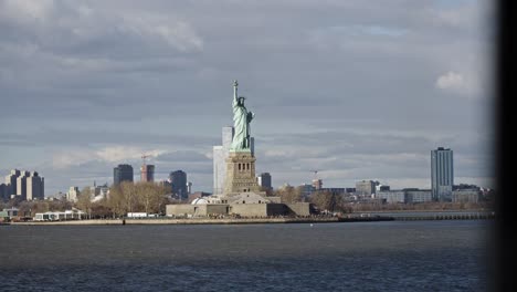 Ikonische-Freiheitsstatue-An-Einem-Bewölkten-Tag-Auf-Liberty-Island,-New-York,-USA