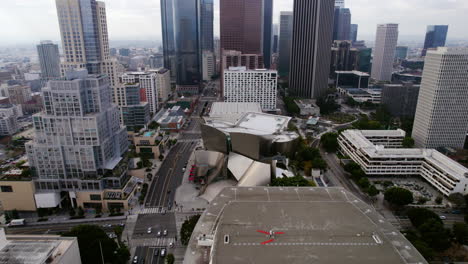 Walt-Disney-Concert-Hall-In-Der-Innenstadt-Von-Los-Angeles,-Kalifornien,-USA,-Luftaufnahme