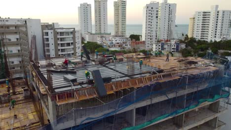 Sitio-De-Construcción-Edificio-Nuevo-Hotel-En-Ciudad-Turística,-Construcción-De-Trabajadores