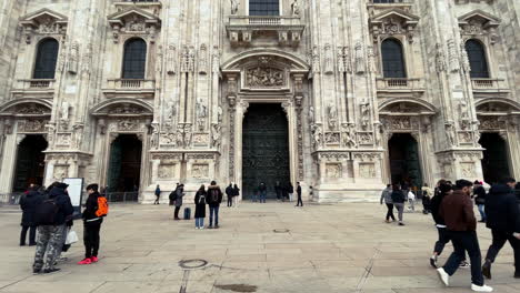 Tilt-down-shot-of-cathedral-of-Milan,-Duomo-di-Milano