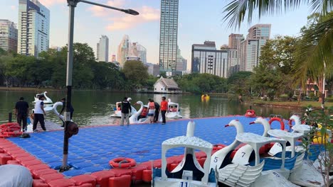 Touristen-Und-Thais-Mieten-Paddelboote-Im-Lumpini-Recreational-Park-Lake