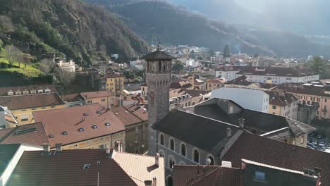 Bellinzona,-Schweiz,-Kirchturm-Und-Schönheit-Der-Schweizer-Alpen