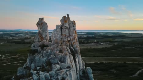 Toma-Aérea-En-órbita-De-Una-Hermosa-Formación-Rocosa-En-La-Campiña-Francesa.