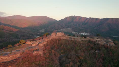 Paisaje-Panorámico-Aéreo-Castillo-Japonés-Ruinas-De-Takeda-En-El-Valle-De-La-Montaña-Asago