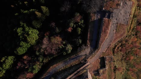 Luftdrohne-Fliegt-über-Die-Spitze-Der-Antiken-Ruinen-Rund-Um-Das-Takeda-Burgwaldtal-In-Japan