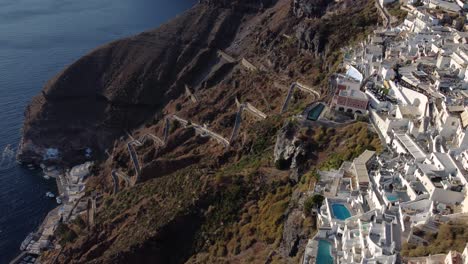 Orbitaler-Blick-über-Die-Klippen-Von-Fira,-Santorini,-Griechenland