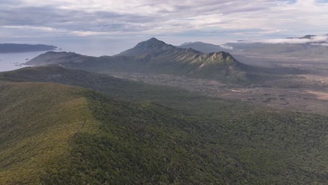 Montañas-En-La-Costa-Oeste-De-La-Isla-Rakiura-Stewart,-Toma-Panorámica-De-Drones,-Parque-Nacional