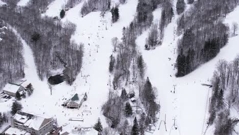 Eine-Winterliche-Berglandschaft-Mit-Skifahrern-Und-Snowboardern,-Die-Frischen-Pulverschnee-Hinunterfahren,-Für-Die-Saisonale-Erholung