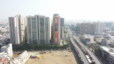 Vista-Aérea-De-Drones-De-Rajkot.-Una-Gran-Pancarta-De-Jai-Shri-Ram-En-Un-Gran-Edificio-En-Rajkot-Es-Visible-En-Altura-Plateada.