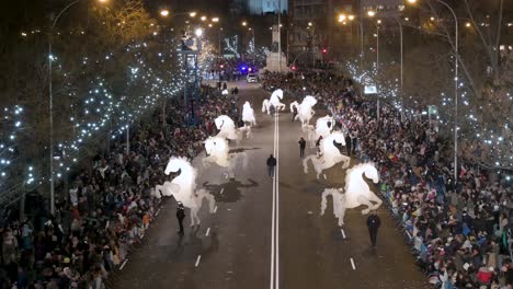 Teilnehmer-Und-Festwagen-Begrüßen-Kinder-Und-Familien-Beim-Dreikönigsfest,-Auch-Bekannt-Als-Dreikönigsparade