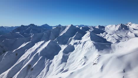 Hermosa-Vista-Panorámica-Sobre-Las-Montañas-Cubiertas-De-Nieve