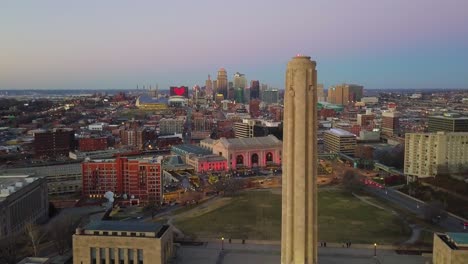 Kansas-City,-Missouri,-5-De-Septiembre-De-2018:-Imágenes-Aéreas-De-Drones-De-Cerca-Del-Museo-De-La-Primera-Guerra-Mundial-Con-El-Horizonte-Del-Centro-De-Kcmo-Al-Fondo