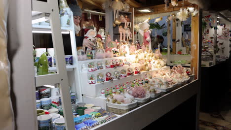 Mujer-Joven-Organizando-Exhibición-De-Globos-De-Nieve-En-El-Mercado-Navideño-De-Budapest