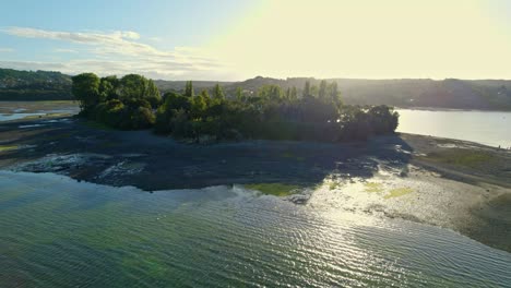 Sonnenaufgangslandschaft-Mit-Luftdrohne,-Natürliche-Aucar-Insel-In-Chiloé,-Chile-Patagonien