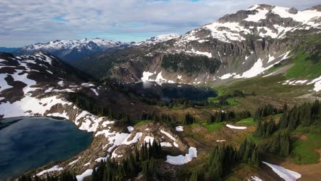 Reflejo-De-Los-Lagos-Alpinos-De-Montaña-En-Canadá